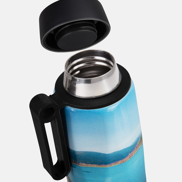 SPICE Calypso Bottle 500ml - Full Colour - A drink bottle with a blue and scenic design, featuring a black handle and a stainless steel opening.
