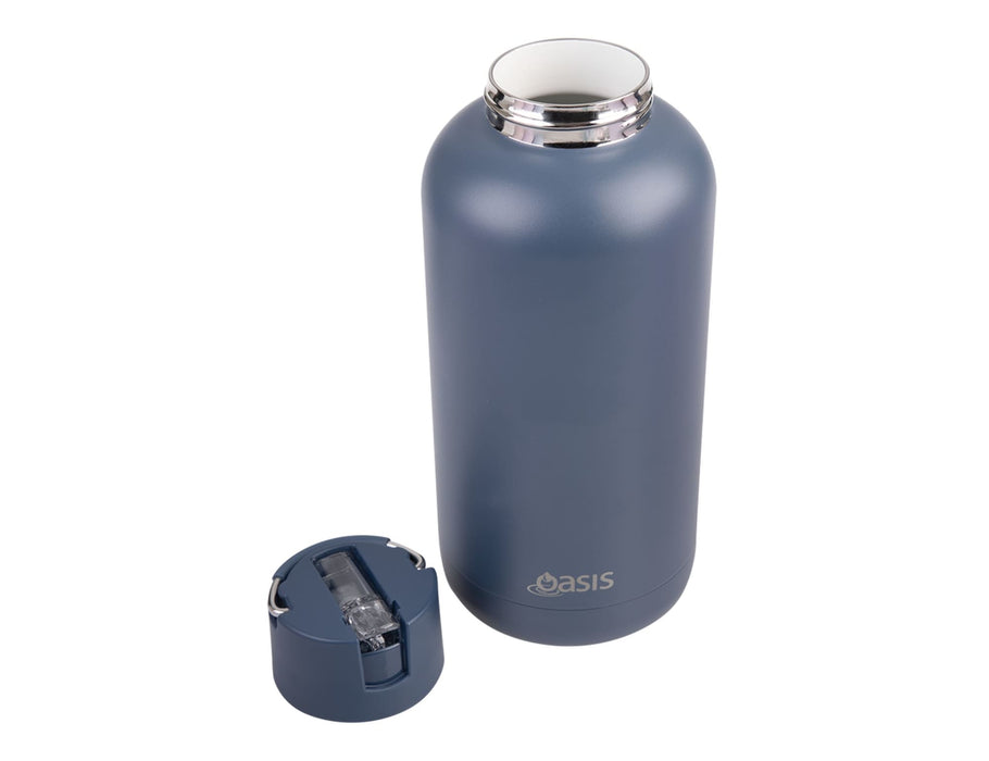 Oasis Moda 1.5L Vacuum Bottle - A drink bottle in matte navy blue, featuring a silver cap and a logo on the side.