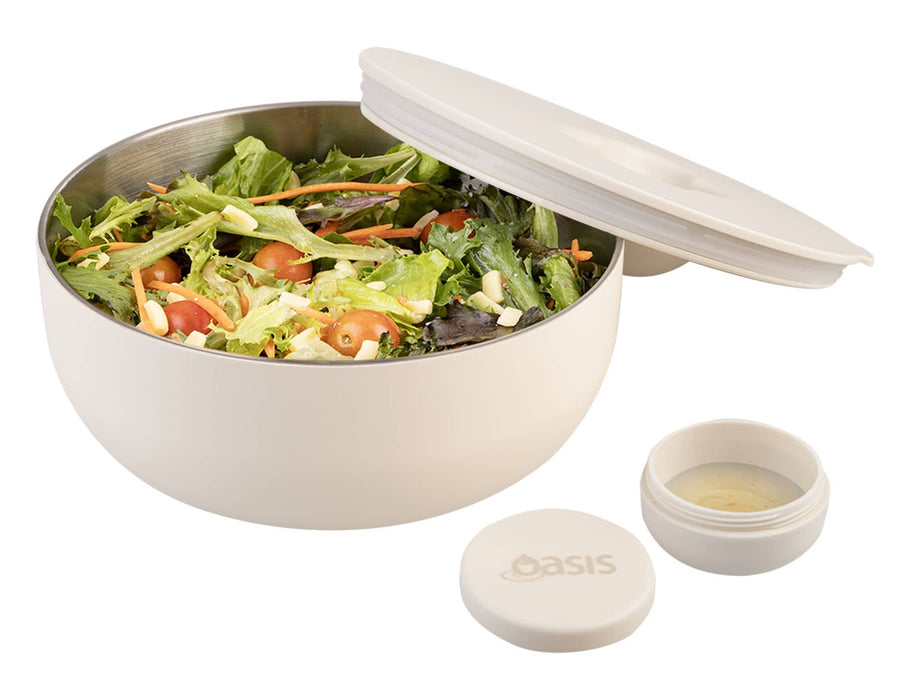 Oasis 950ml Insulated Fresh'N'Go Lunch Bowl - A salad bowl in cream colour with a lid, featuring fresh salad and a small container for dressing. It has a logo.