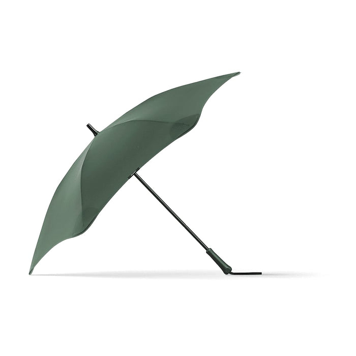 BLUNT Classic Umbrella - A green BLUNT Classic Umbrella with a sleek design, featuring a curved canopy and sturdy black frame.