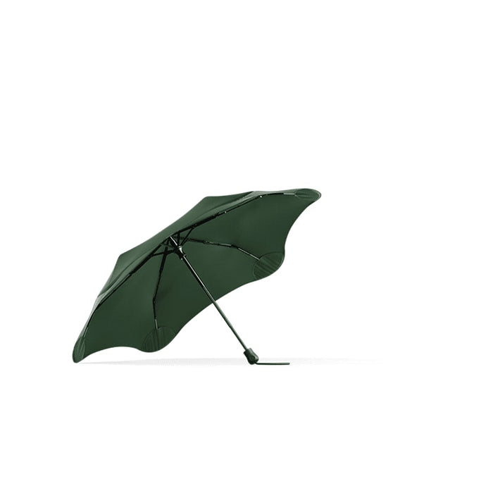 BLUNT Neo Umbrella - A green BLUNT Neo Umbrella with a distinctive scalloped edge and a sturdy black frame.