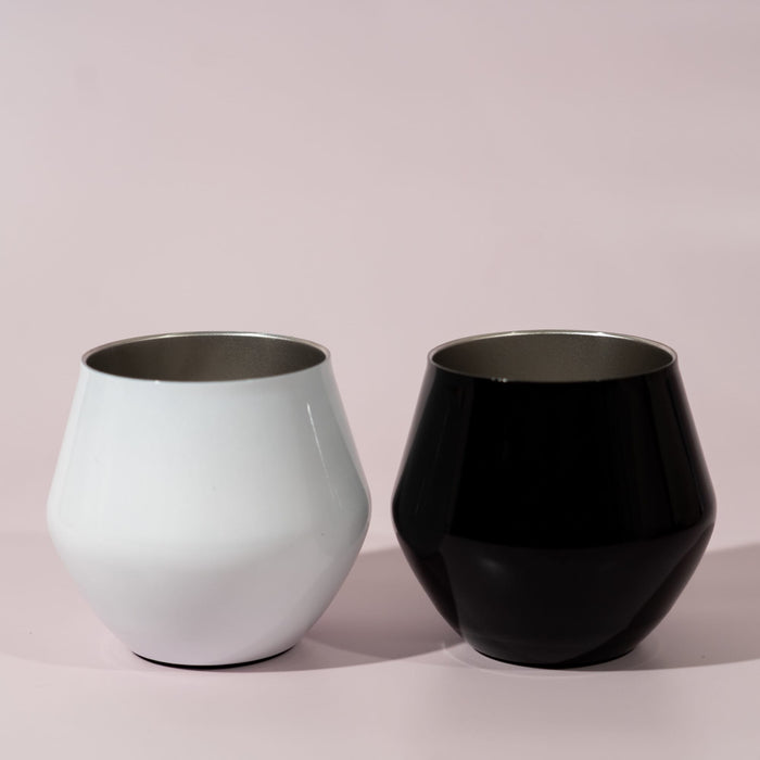 Shiraz Detachable Wine Glass - Two detachable wine glasses, one white and one black, displayed against a soft pink background.
