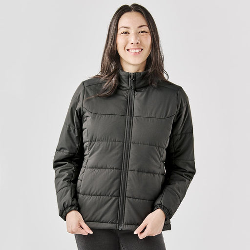 Women's Sierra Thermal Jacket - A black women's puffer jacket with a zip-up front and a classic design. It features a logo on the chest.